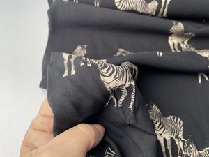 Fastvævet viscose - flotte zebraer på sort bund